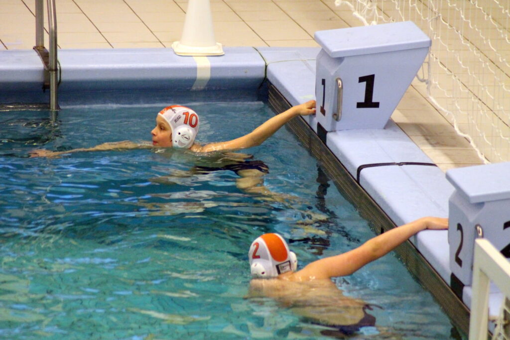 Jesper (no. 10) en ik (no. 2) zwemmen meestal de bal op omdat wij het snelste zijn.